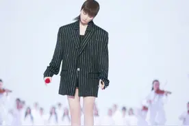 李宇春的“男人婆”造型真流行，为了显美腿，就穿条“二分裤”图片