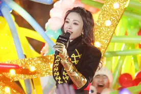 性感女神柳岩一身骑士装扮在台上歌声嘹亮惹人醉图片