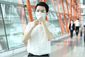 李佳琪穿宽松白t现身精致帅气，惊人的健壮man爆了图片