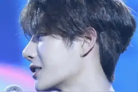 王一博的喉结 侧颜 括弧笑 直视 怒视 网友：看完后我抹了抹口水图片