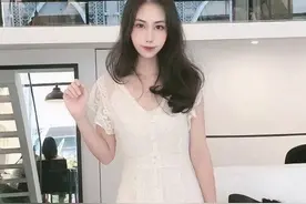 街拍：美女白色透纱双层连衣裙，修身又显淑女气质，仙气满满图片