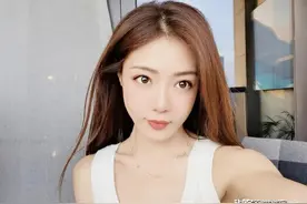 邓家佳离婚后真养眼，穿背心配短裤晒自拍，出道12年美的让人羡慕图片