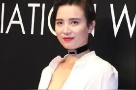 宋佳穿衣真开放，衬衫故意扣一半露出黑色内衣，一般人不敢这样穿图片