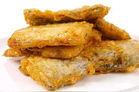 炸带鱼时别再裹面糊了，用干淀粉来裹，炸出来外酥里嫩，不回软图片