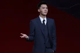 李易峰作为代言人现身奥迪发布会,西装革履的俊朗姿态,霸道总裁范图片