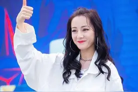 热巴出席活动被抓拍，身穿白色套装，简直就是行走的衣服架子图片