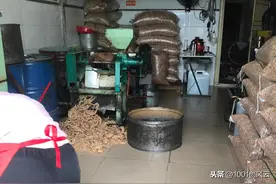 小李放弃高薪工作，在菜市场附近开了原榨花生油坊，每天入一千多图片