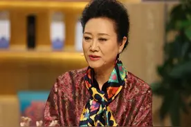 64岁王丽云太会穿，酒红色印花衬衫配彩色丝巾，端庄优雅又高级图片