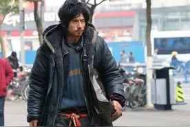 流浪汉犀利哥霸气逼人，有悲伤的往事，如今现状比10年前更惨图片