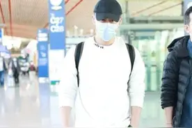41岁林峯型男范十足，卫衣+工装裤秀出好身材，这气质很出众图片