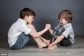 家里的两个孩子抢一个东西，作为家长你该帮哪边？图片