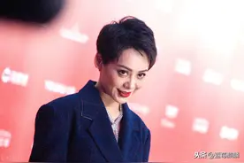 “大姐大”宁静霸气走红毯，短发美腿英姿飒爽不失性感图片