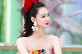 戚薇在综艺里的彩色造型也太好看了，冷白皮果然什么颜色都能驾驭图片