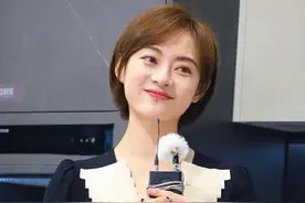造型有所突破！孙俪一袭折纸领裙装现身活动，侧身成熟曲线动人图片