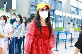 黄圣依37岁还扮嫩，穿红色雪纺衫毫无违和感，清新甜美少女感真强图片