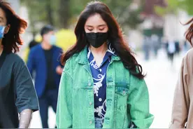 杨幂穿紧身小脚裤秀细腿，暴露小腿外翻的缺点图片