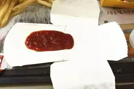 我才知道，麦当劳原来留了挤番茄酱的地方，而我一直挤在餐纸上图片