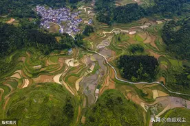 湖南湘西土家族苗族自治州：航拍凤凰县筸子坪镇从良坡村田园风光图片