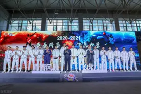 比周琦还高一个头！新疆男篮全队亮相，新人中锋太过引人注目图片