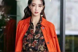 最近流行一种新穿法，叫“风衣+裙子”，减龄洋气，秋天穿刚适合图片