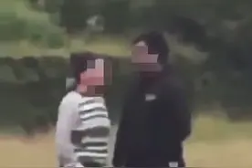 英白人女子追骂亚洲男子朝其吐痰，还猛踹对方爱犬，惨被打翻在地图片