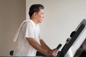过量运动后，关节疼痛，检查发现膝关节磨损严重，医生建议手术图片