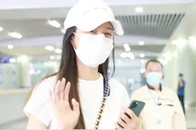 沈梦辰深夜现身机场，休闲穿搭温婉有魅力，热情和粉丝打招呼告别图片