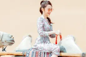 “妻子团”沙漠旅游，吉娜碎花裙复古甜美，沙溢老婆运动装太帅气图片