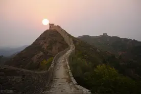 凌晨几个老外在街角摆拍：中国给人的安全感，来源于人们内心的善图片