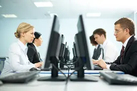 员工在上班期间玩手机被公司开除，看似合乎情理，但真的合法吗图片