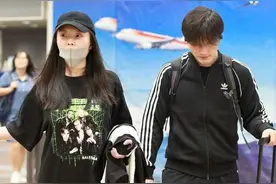 徐冬冬的身材真抢镜，双腿饱满还穿紧身裤，意外的还挺美图片
