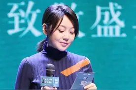 49岁闫妮瘦身后好惊艳，穿紧身毛衣配包臀裙，这腰臀比很少见图片