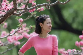 程莉莎出游太会穿，粉色T恤配半身裙凹少女感，说是24岁我都信图片
