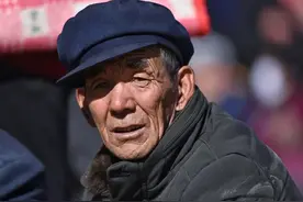 70岁大爷一度心酸落泪：人老了，不要指望儿女给你养老，太没尊严图片