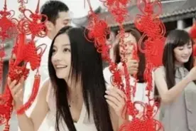 赵薇曾经的一个代言，当时的杨幂和刘烨是群众演员图片