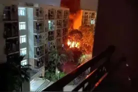 突发！大学宿舍凌晨起火，学生穿睡衣逃离火场图片