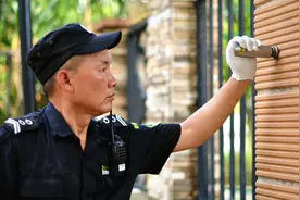 门口的那个“新保安”，浑身散发着“人格魅力”图片