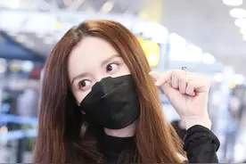 张萌现身机场，表情不断化身表情包，俏美可爱惹人爱图片