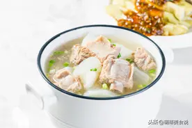 这才是排骨冬瓜汤的家常做法，肉香汤清淡爽口，营养美味又解馋图片