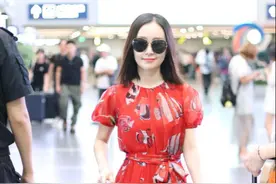 舒畅长相透着英气，穿红色的连衣裙也很酷，可甜可盐好有魅力图片