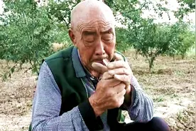 甘肃爷爷抽旱烟图片