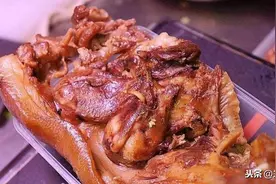 开封美女卖卤肉，上千斤猪头肉，七个人忙不过来，顾客追到家里吃图片