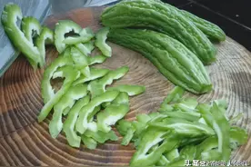 6月苦瓜怎么做不苦？手把手教你做一道，3根出锅，大人孩子争着吃图片