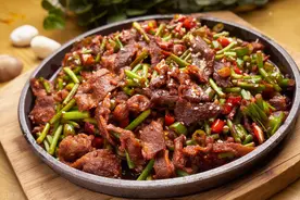 炒牛肉时，牛肉一炒就老？学会2个小妙招，不老不柴，鲜嫩没腥味图片