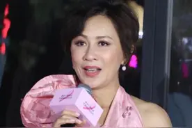 刘嘉玲终于翻车了！穿粉色挂脖裙装嫩，惊现“双下巴”太尴尬图片