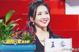 王蓉上央视美得惊艳，罕见穿露脐装配直筒裤跳舞，女团身材太抢眼图片