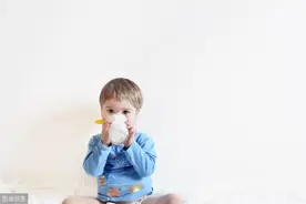 2岁宝宝还在用奶瓶喝奶？ 这个年龄前没戒奶瓶 会影响孩子一辈子图片