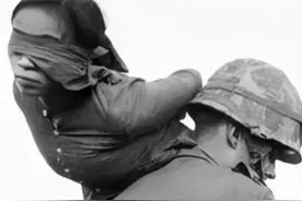 越战期间的越南女兵老照片：善于伪装，图三被俘女兵身上绑满炸弹图片