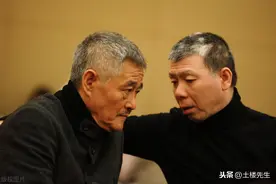 63岁赵本山凌晨四点铲雪，网友质疑凌晨四点，东北天就亮了？图片