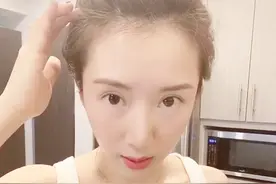 李念在家真放得开，穿白色背心当“宅女”，看到豹纹裤马尾辫我服图片
